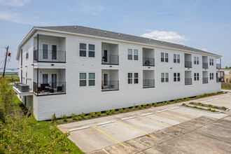 4504 Ponchartain Dr in Slidell, LA - Foto de edificio - Building Photo