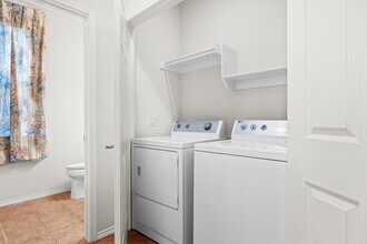 2725 Hyde Park Dr in Grand Prairie, TX - Foto de edificio - Building Photo