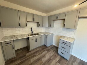 1006 E Hayward Ave in Independence, MO - Building Photo - Building Photo