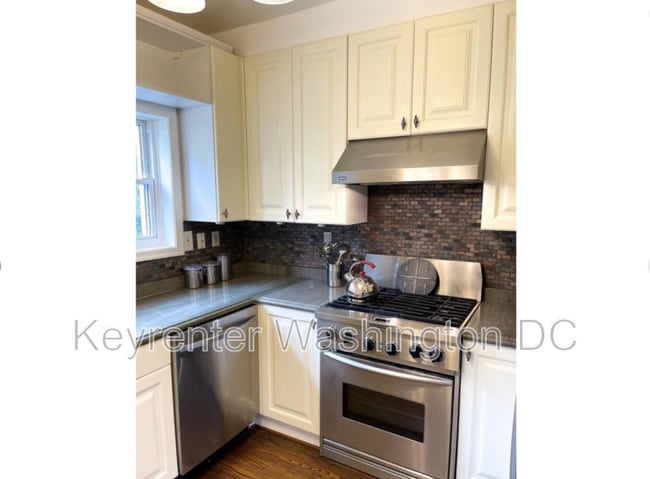 242 Emerson St NW in Washington, DC - Building Photo - Building Photo