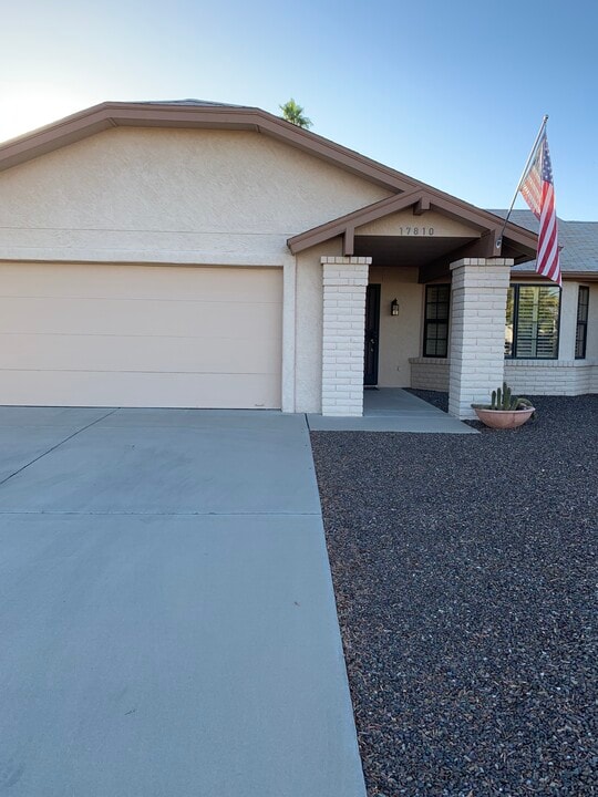 17810 N Desert Glen Dr in Sun City West, AZ - Foto de edificio