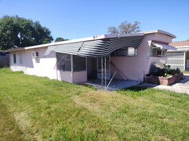 2051 Pleasure Dr in Holiday, FL - Building Photo