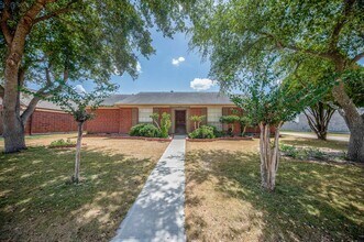 13211 Rosstown Dr in Sugar Land, TX - Building Photo - Building Photo