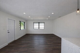 1950 NW 57th St in Miami, FL - Building Photo - Building Photo