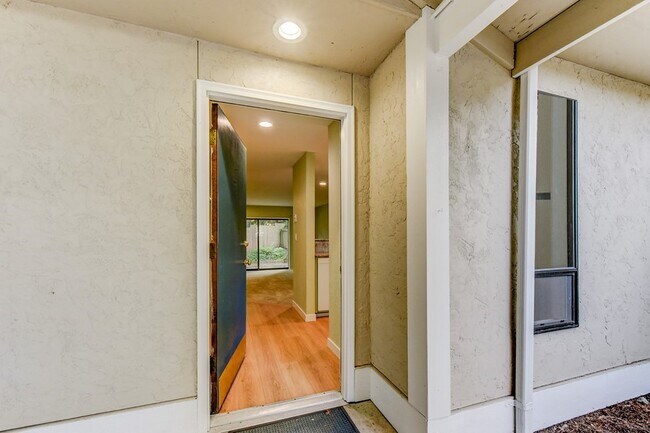 9911 NE 135th Pl in Kirkland, WA - Building Photo - Building Photo
