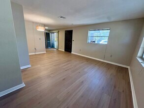 153 New York Ave, Unit A in Dunedin, FL - Foto de edificio - Building Photo