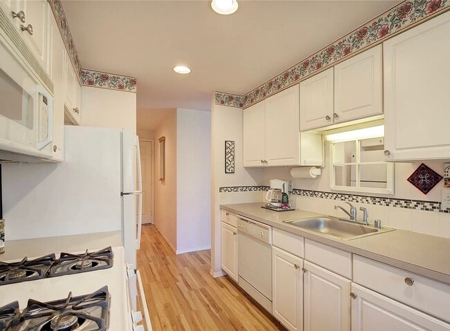 Must See Ballard Condo!!! in Seattle, WA - Foto de edificio - Building Photo