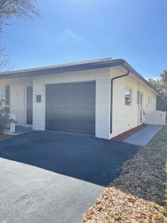 7200 NW 77th St in Tamarac, FL - Building Photo