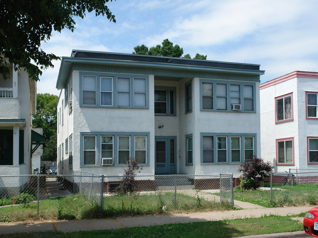 3020 Clinton Ave S in Minneapolis, MN - Foto de edificio - Building Photo