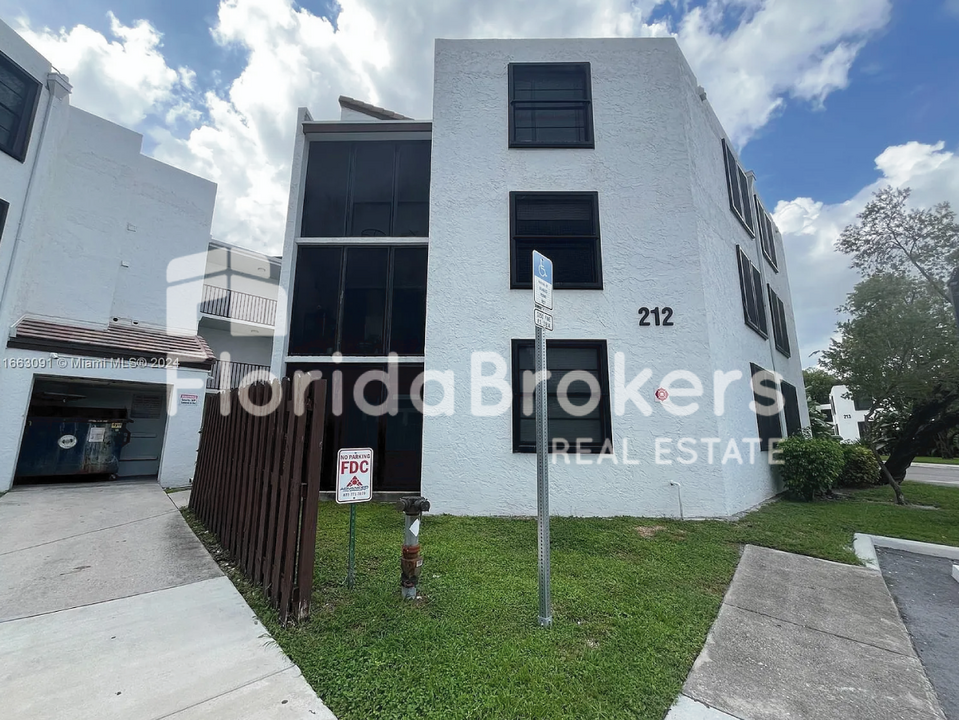 212 Lake Pointe Dr in Oakland Park, FL - Building Photo