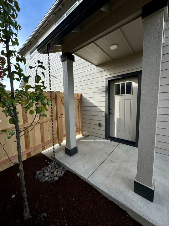 21164 SE Philly Avenue-Unit -#2 in Bend, OR - Building Photo