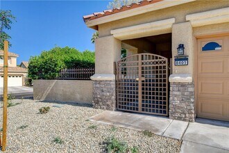 8401 Desert Quail Dr in Las Vegas, NV - Foto de edificio - Building Photo