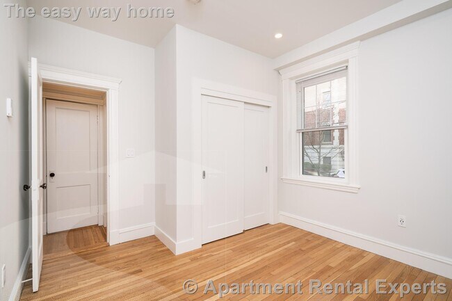 18 Forest St in Cambridge, MA - Foto de edificio - Building Photo