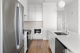 320 Maverick St, Unit 1 in Boston, MA - Building Photo - Building Photo