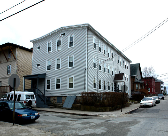 337 3rd Ave in Woonsocket, RI - Foto de edificio - Building Photo