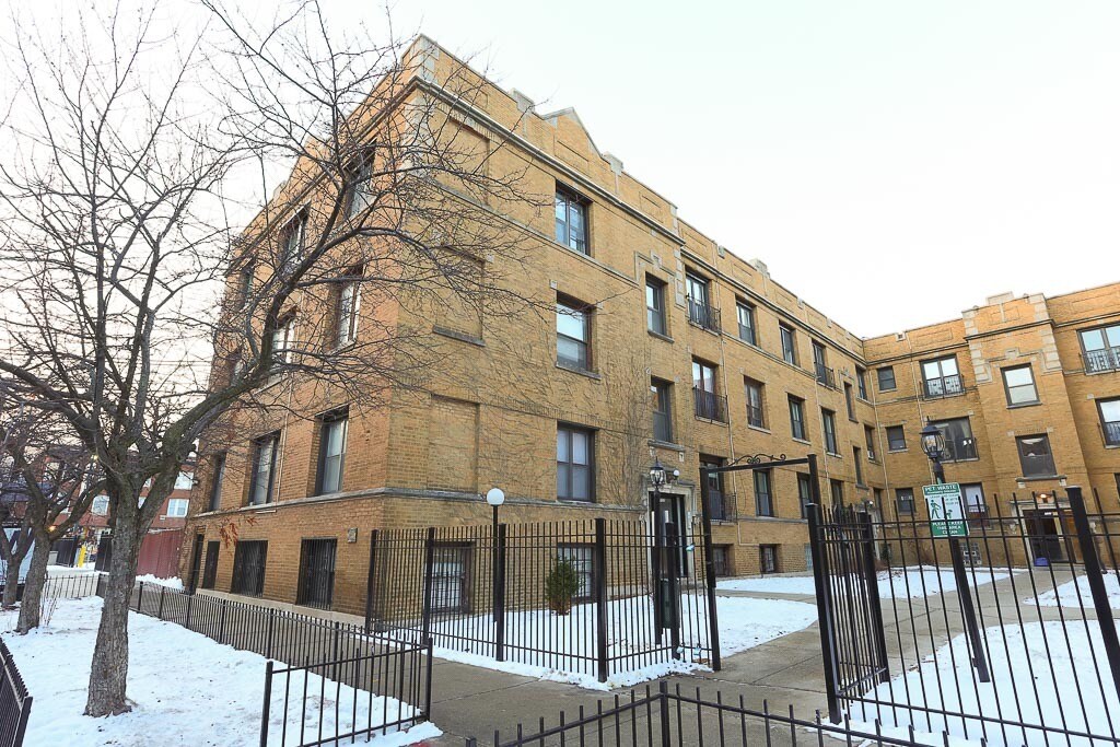 732 W Roscoe in Chicago, IL - Building Photo