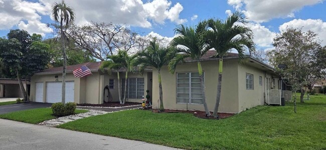 4705 Holly Dr in Tamarac, FL - Foto de edificio - Building Photo