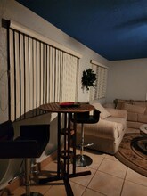 7909 NW 40th St-Unit -B in Hollywood, FL - Foto de edificio - Building Photo
