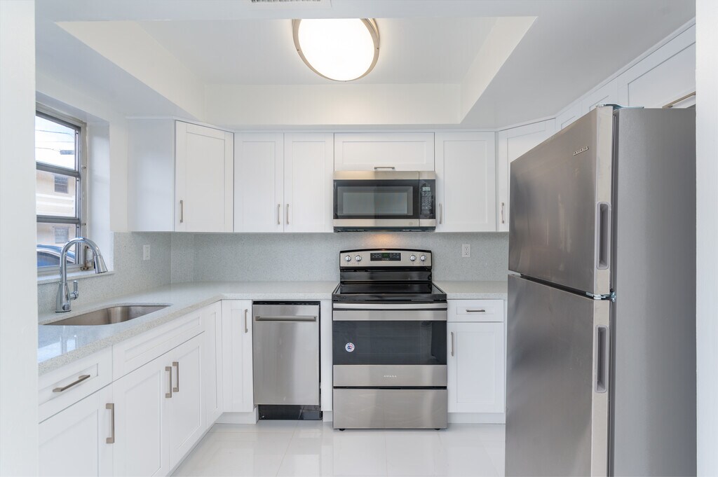 Lomar Apartments in Hollywood, FL