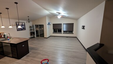 11822 E Rivercrest Dr in Spokane Valley, WA - Foto de edificio - Building Photo