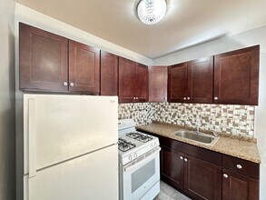 5662 N Ridge Ave, Unit E2 in Chicago, IL - Building Photo - Building Photo