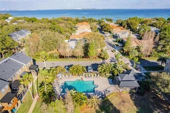 3013 Pointeview Dr in Tampa, FL - Building Photo - Building Photo