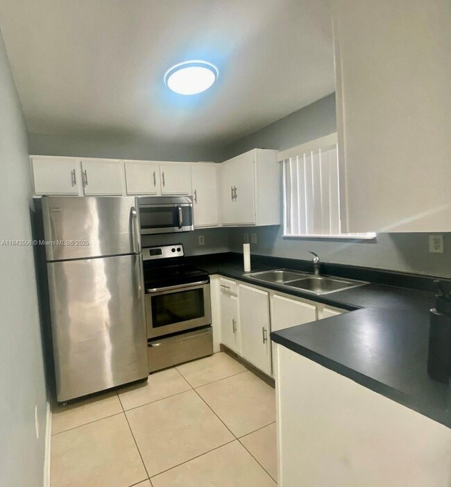 2184 NE 167th St in North Miami Beach, FL - Building Photo - Building Photo