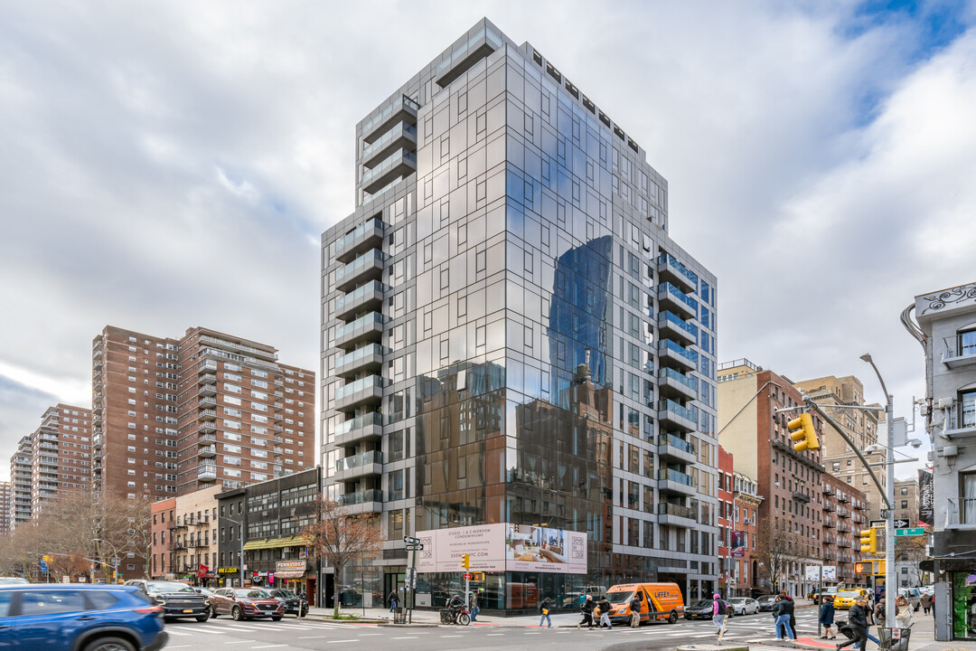 300 W 30th St in New York, NY - Building Photo