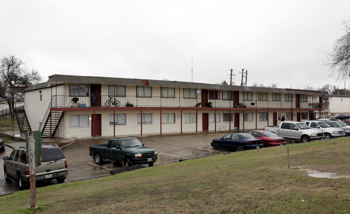 Villa Ladera Apartments in Dallas, TX - Building Photo