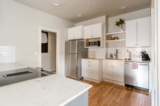 3046 NE Glisan St in Portland, OR - Building Photo - Building Photo