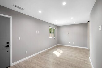 1361 Alameda Ave in Glendale, CA - Foto de edificio - Building Photo