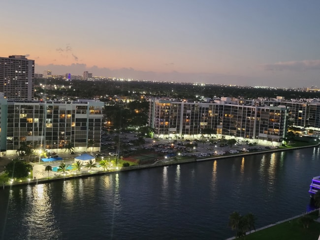 3800 S Ocean Dr in Hollywood, FL - Building Photo - Building Photo