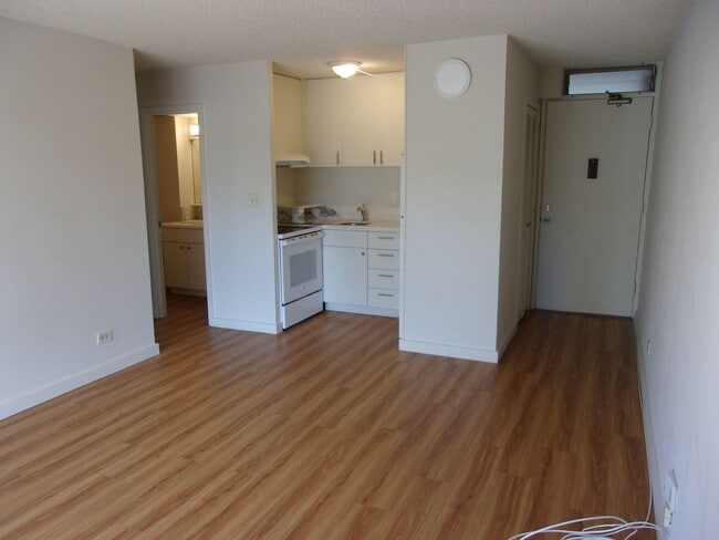 2421 Ala Wai Blvd in Honolulu, HI - Building Photo - Building Photo