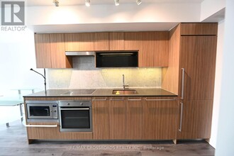 70-370 Queens Wharf Rd in Mississauga, ON - Building Photo - Building Photo