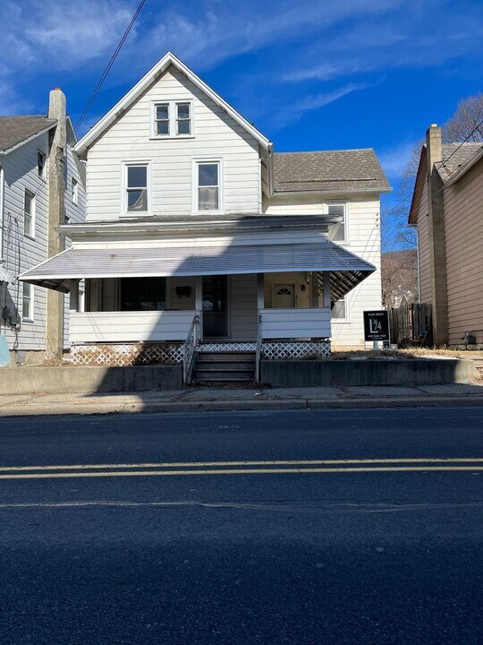 415 W Pennsylvania Ave in Pen Argyl, PA - Building Photo