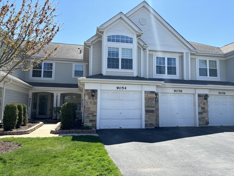 9054 W Heathwood Cir in Niles, IL - Building Photo