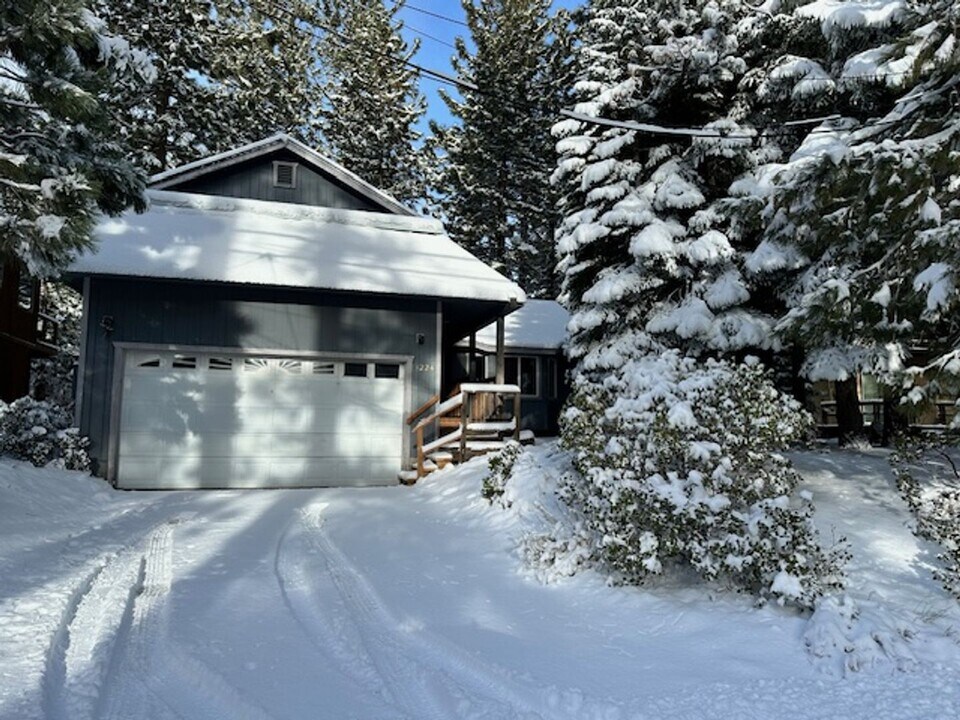 1224 Tokochi St in South Lake Tahoe, CA - Building Photo