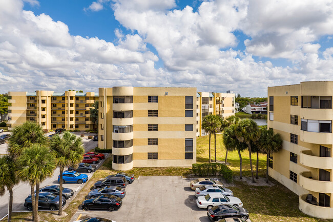 The Isles of Inverrary in Lauderhill, FL - Building Photo - Building Photo