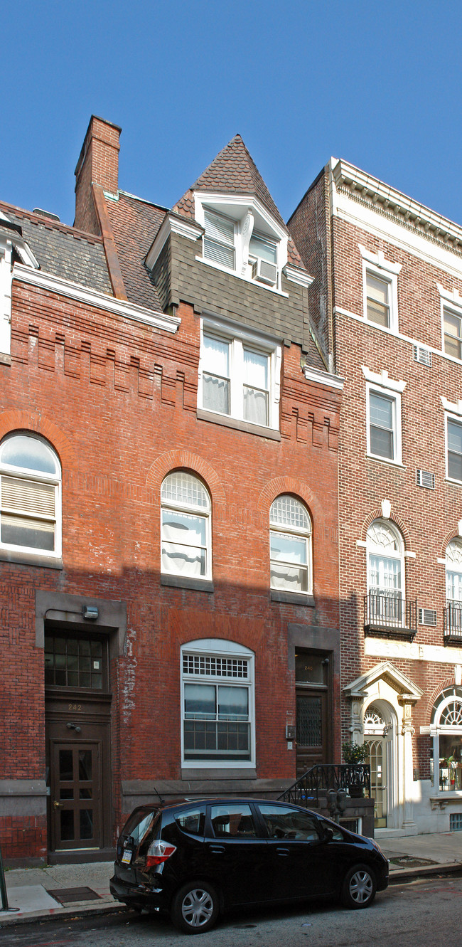 240 S 13th St in Philadelphia, PA - Foto de edificio - Building Photo