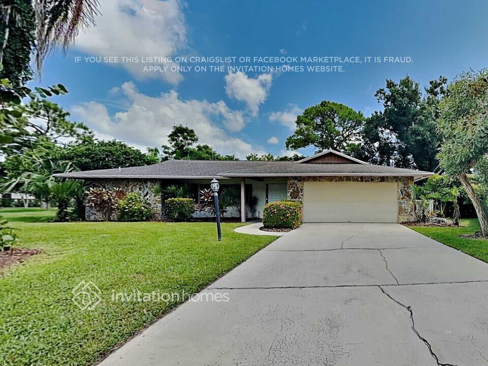 4917 Taywater Dell in Sarasota, FL - Building Photo