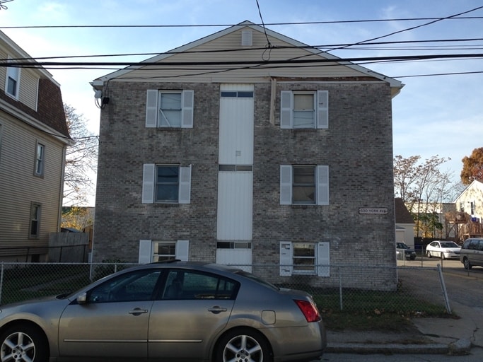 530 York Ave in Pawtucket, RI - Foto de edificio