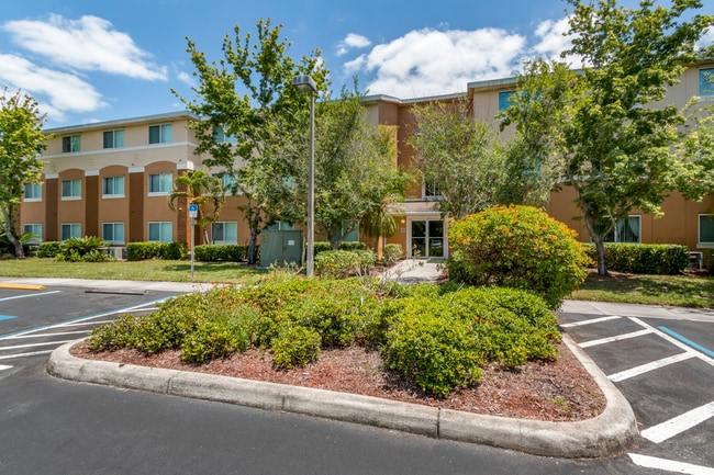 Willow Creek Apartments in North Port, FL - Foto de edificio - Building Photo