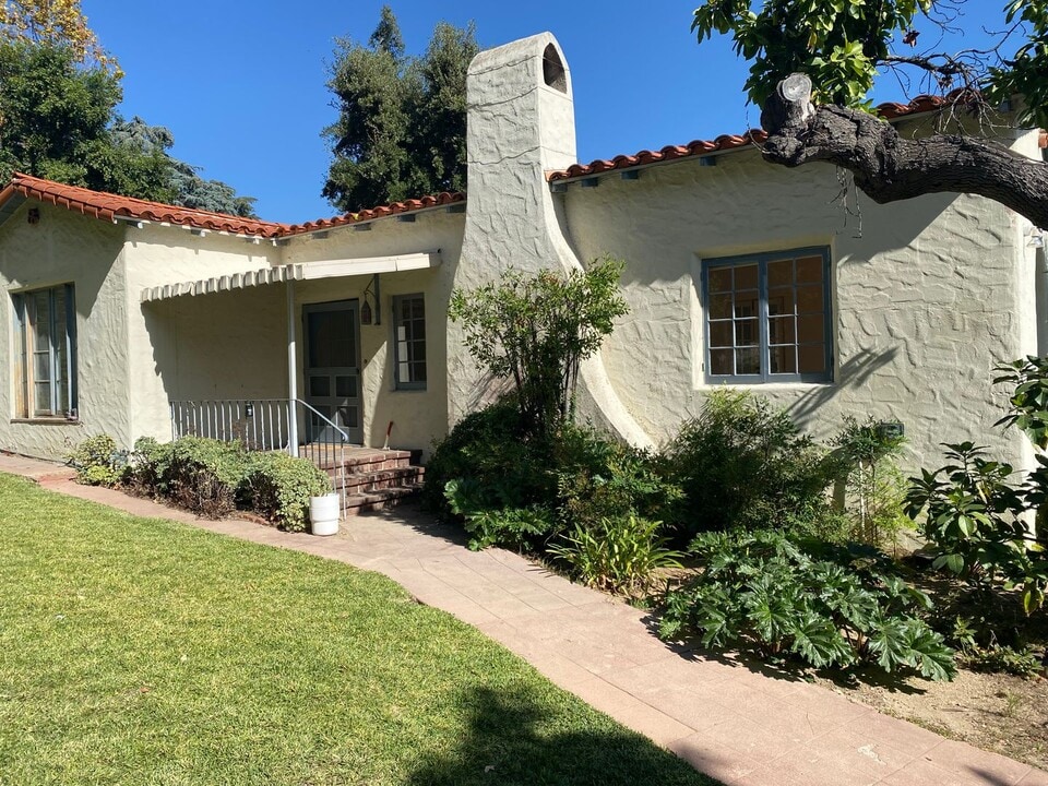 COMING SOON! Beautiful 3 bedroom 2 bathro in La Cañada Flintridge, CA - Building Photo