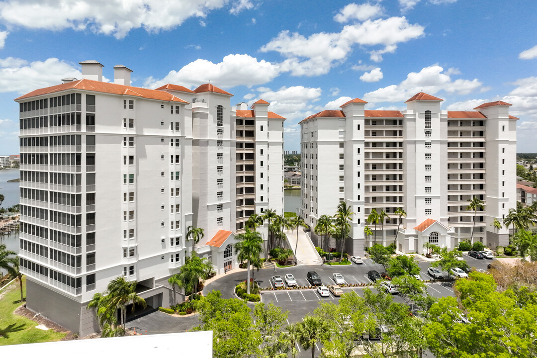 Regatta at Vanderbilt Beach in Naples, FL - Foto de edificio