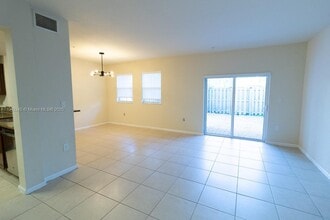 8740 NW 97th Ave in Doral, FL - Foto de edificio - Building Photo