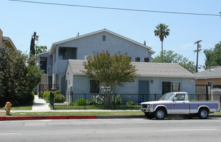 16744 Saticoy St in Van Nuys, CA - Building Photo