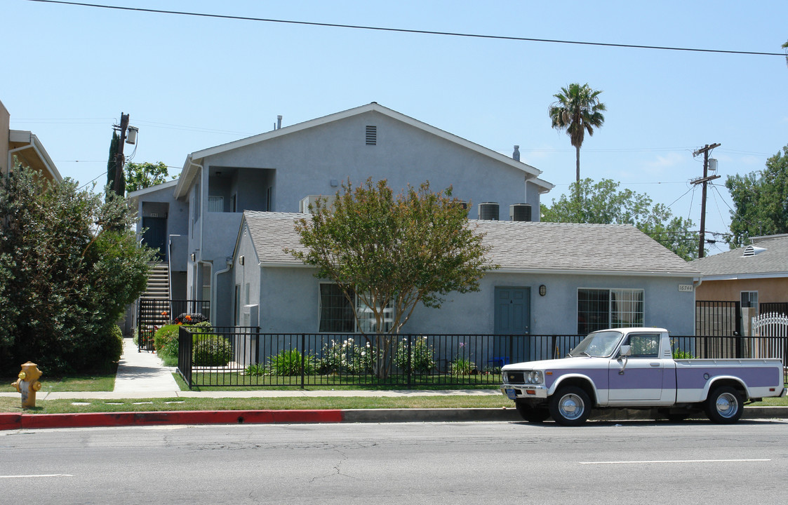 16744 Saticoy St in Van Nuys, CA - Building Photo