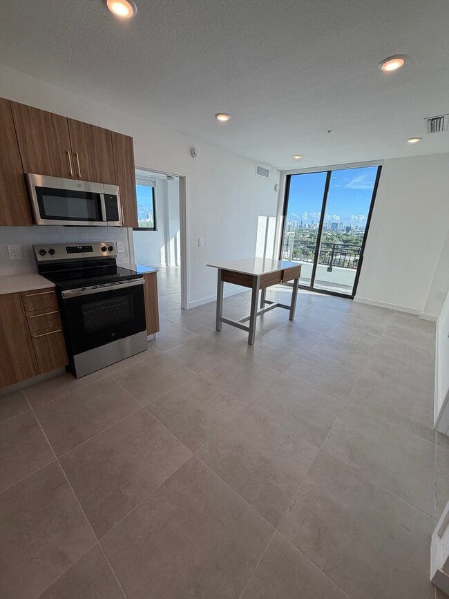 1541 Van Buren St, Unit B in Hollywood, FL - Building Photo - Building Photo