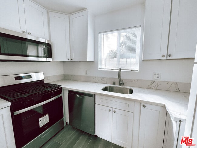 2450 W 60th St in Los Angeles, CA - Building Photo - Building Photo