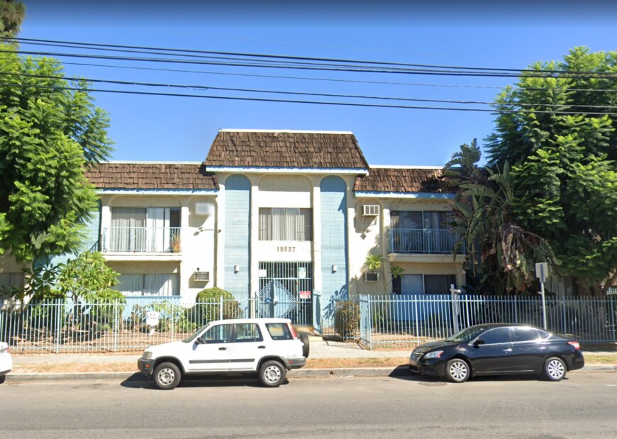 15537 Nordhoff St in Los Angeles, CA - Building Photo